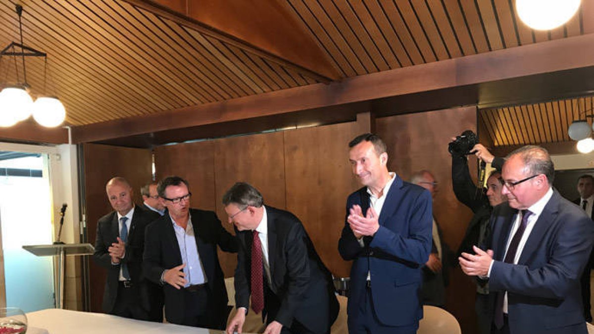 Ximo Puig junto al alcalde Carlos González y Juan Antonio Marín, de Elche Piensa.