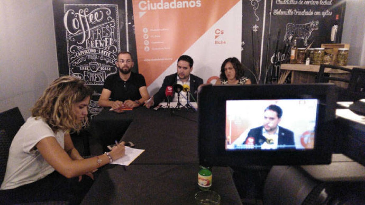 David Caballero con su grupo municipal.