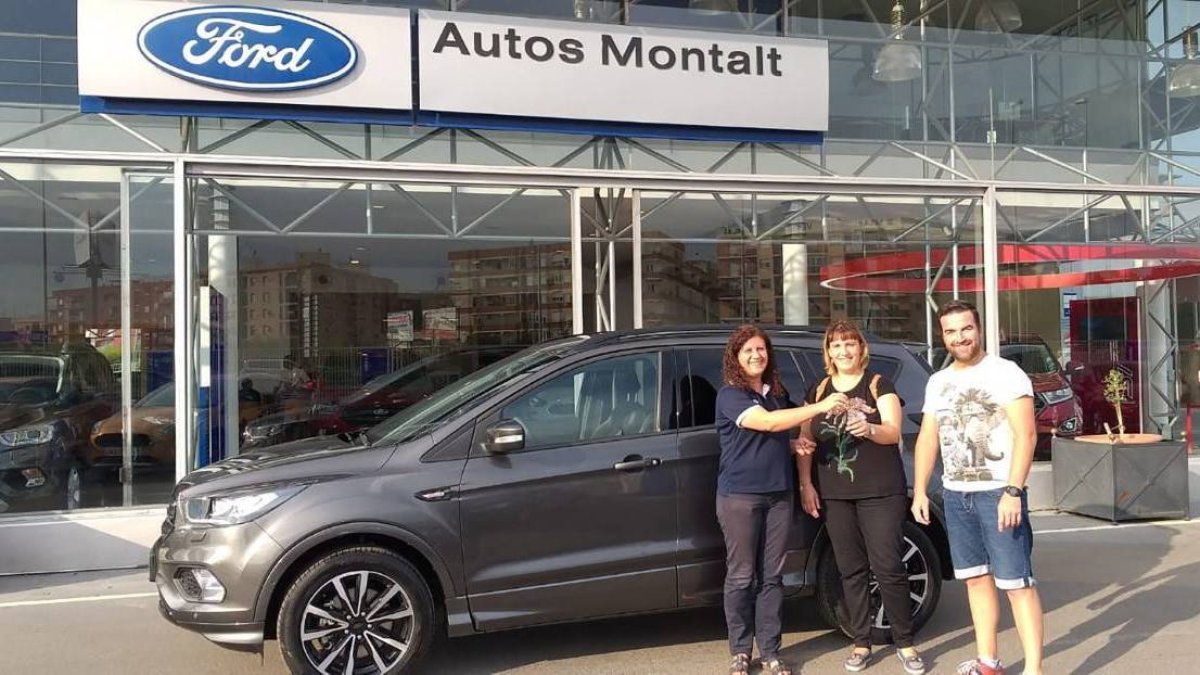 La afortunada recibiendo el Ford Kuga de manos de Ford Montalt.