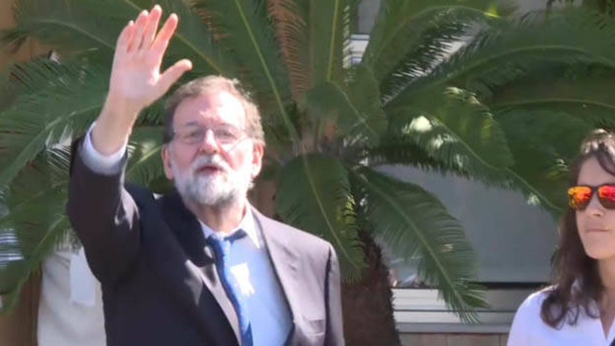 Rajoy a la salida de un restaurante de Santa Pola.
