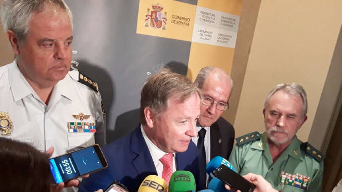 El delegado del Gobierno, Juan Carlos Moragues, atiende a los medios de comunicación en Alicante.