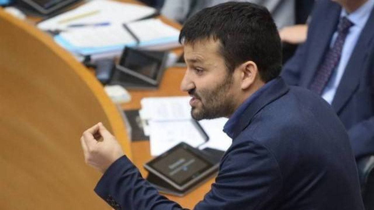 El conseller de Educación, Vicent Marzà, en una comparecencia en Les Corts Valencianes