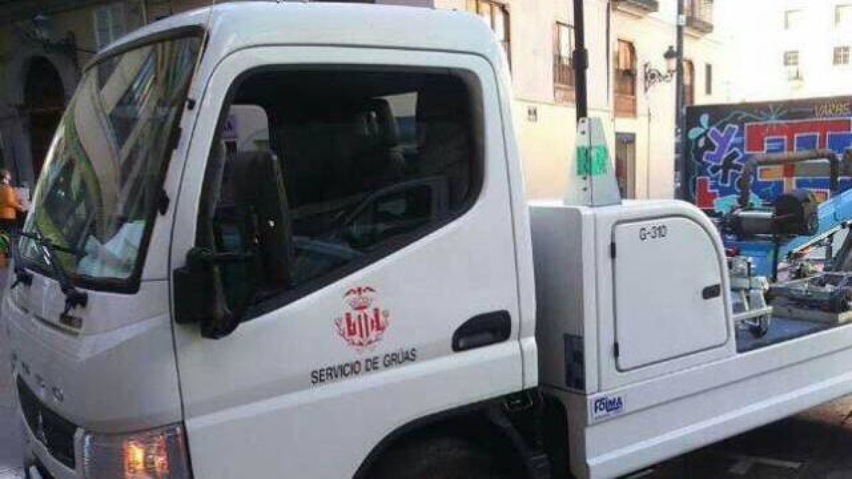 Una grúa municipal en el centro de Valencia