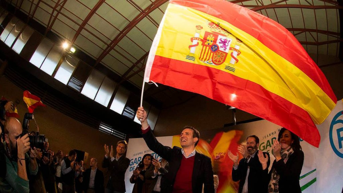 Pablo Casado con una bandera de España.