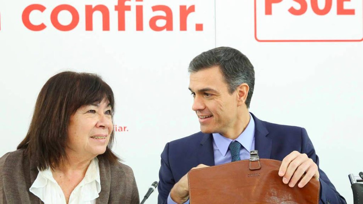 Pedro Sánchez junto a la presidenta del PSOE, Cristina Narbona, este martes durante la ejecutiva federal.