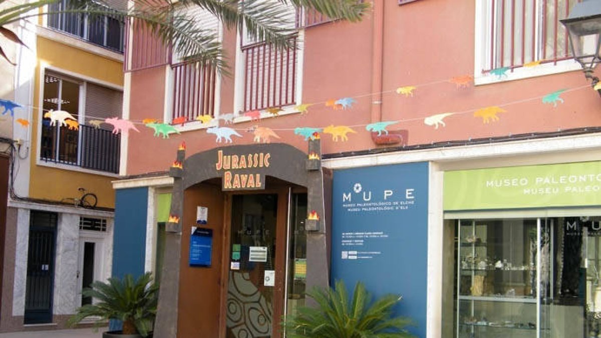La plaza de Sant Joan se ha convertido en la entrada a 'Jurassic Raval'.