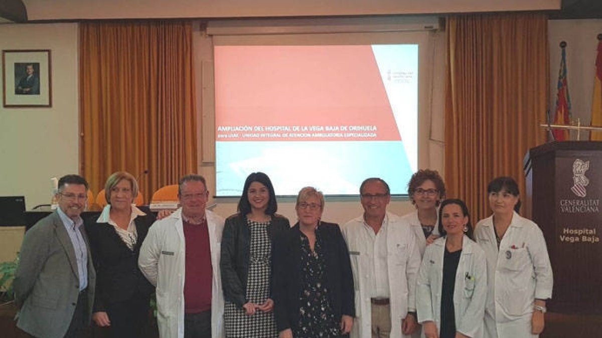 Ana Barceló, en el centro, en su visita al Hospital de Orihuela.