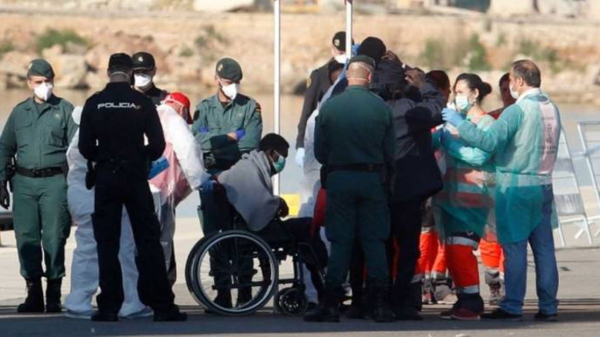 Inmigrantes del Aquarius, atendidos a su llegada por agentes de Policía y Guardia Civil.