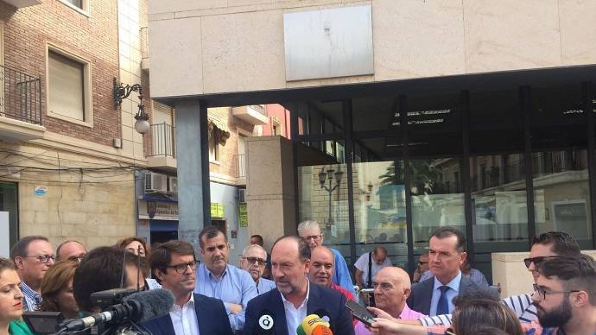 Emilio Bascuñana atiende a los medios.