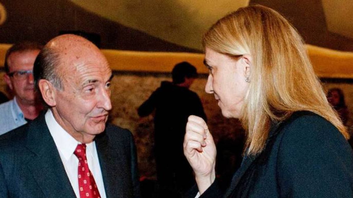 Miguel Roca, junto a la Infanta Cristina, a la que defendió en el caso Nóos.
