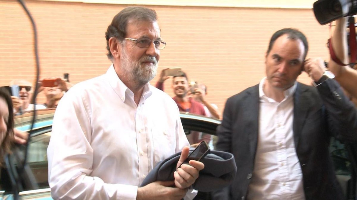 Mariano Rajoy, en la entrada a la oficina del Registro de la Propiedad de Santa Pola en su primer día de trabajo