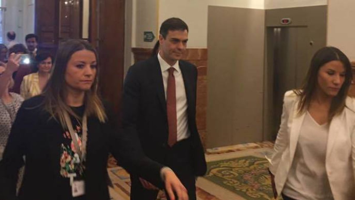 Pedro Sánchez, a su llegada al Congreso este miércoles, sin atender a los periodistas.