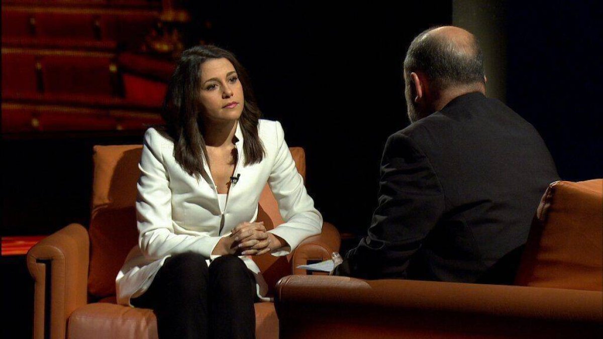 Inés Arrimadas ante el director de TV3, Vicent Sanchis.