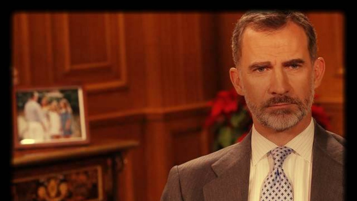 El irresponsable Sánchez mete al Rey en el ojo de un huracán ya desatado