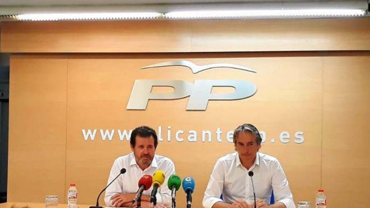El presidente provincial del PP de ALicante, José Císcar junto a Íñigo de la Serna.