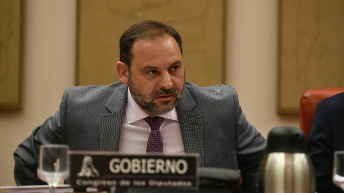 El ministro de Fomento, José Luis Ábalos, este jueves en la Comisión de Fomento en el Congreso.