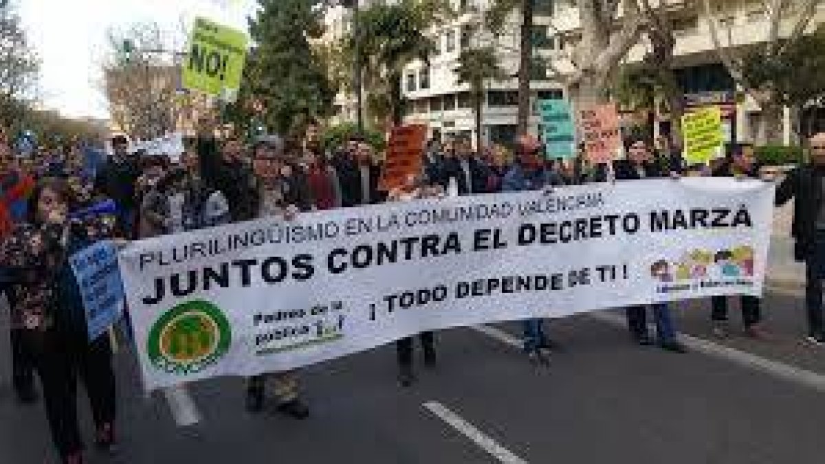 Manifestación contra la norma lingüística