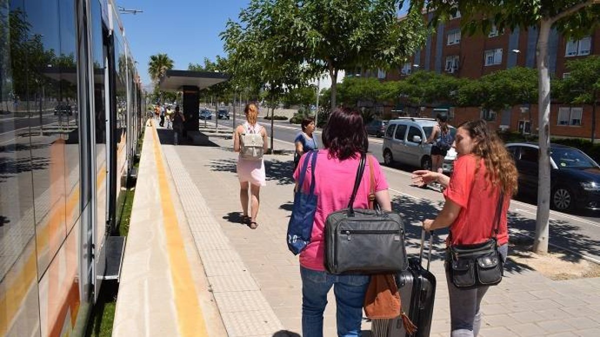 Viajeros utilizando el TRAM.