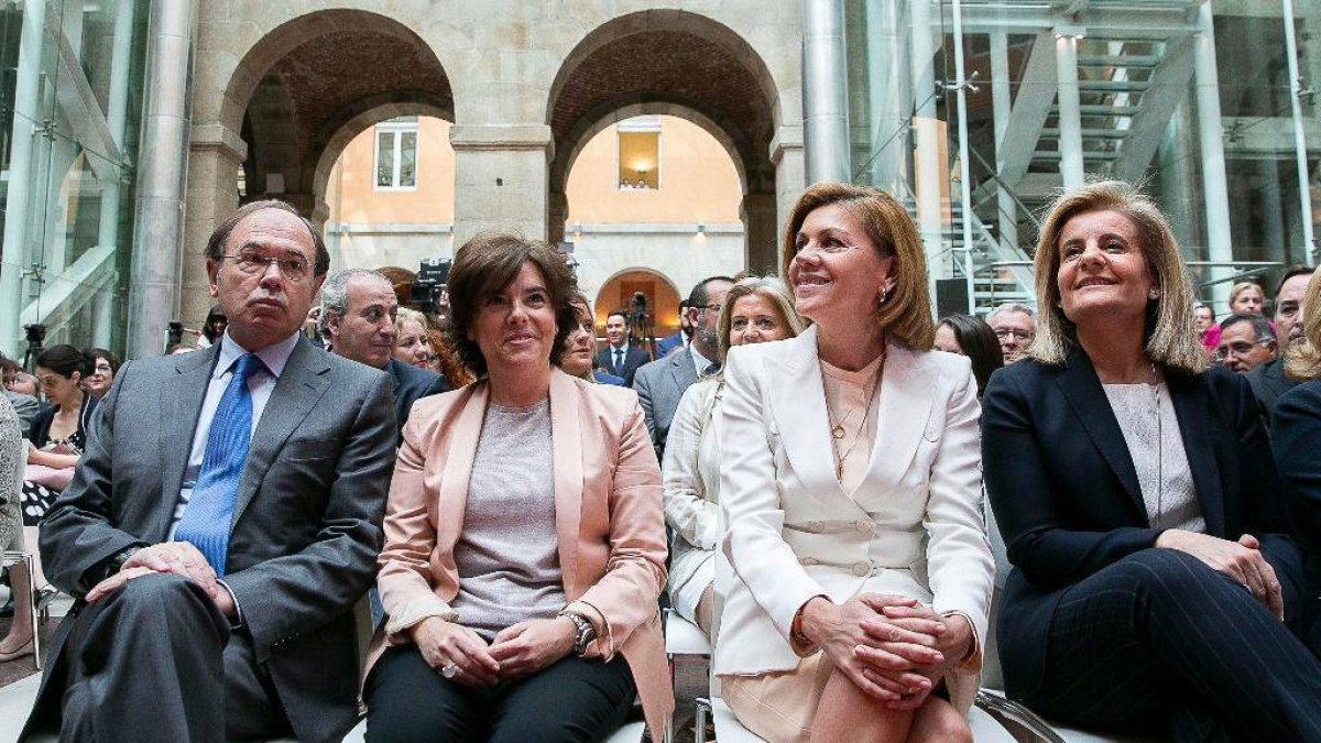 Cospedal y Sáenz de Santamaría tendrán el ‘traje a medida’ que quieran en el PP