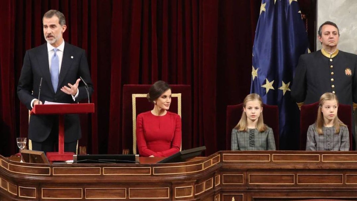 Los Reyes y sus hijas durante el discurso de Don Felipe.