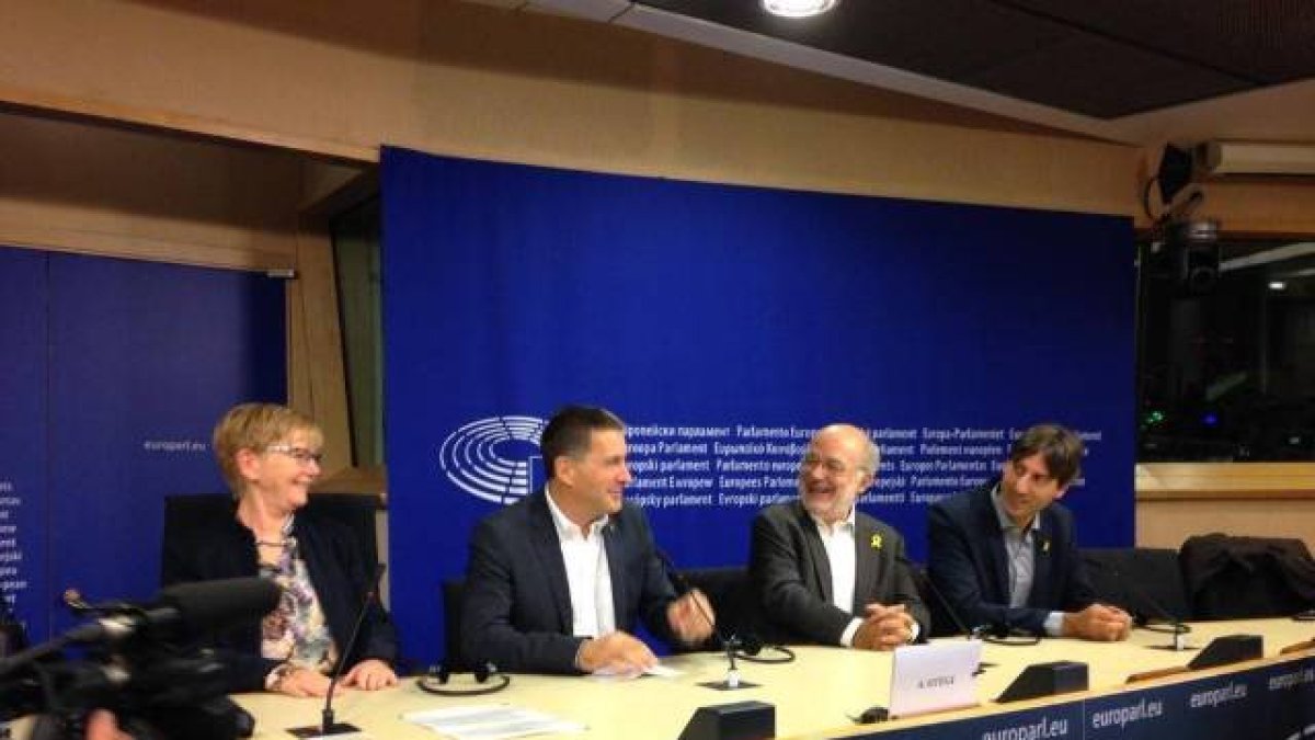 El hombre de Compromís en Europa arropa a Oriol Junqueras y a Arnaldo Otegi
