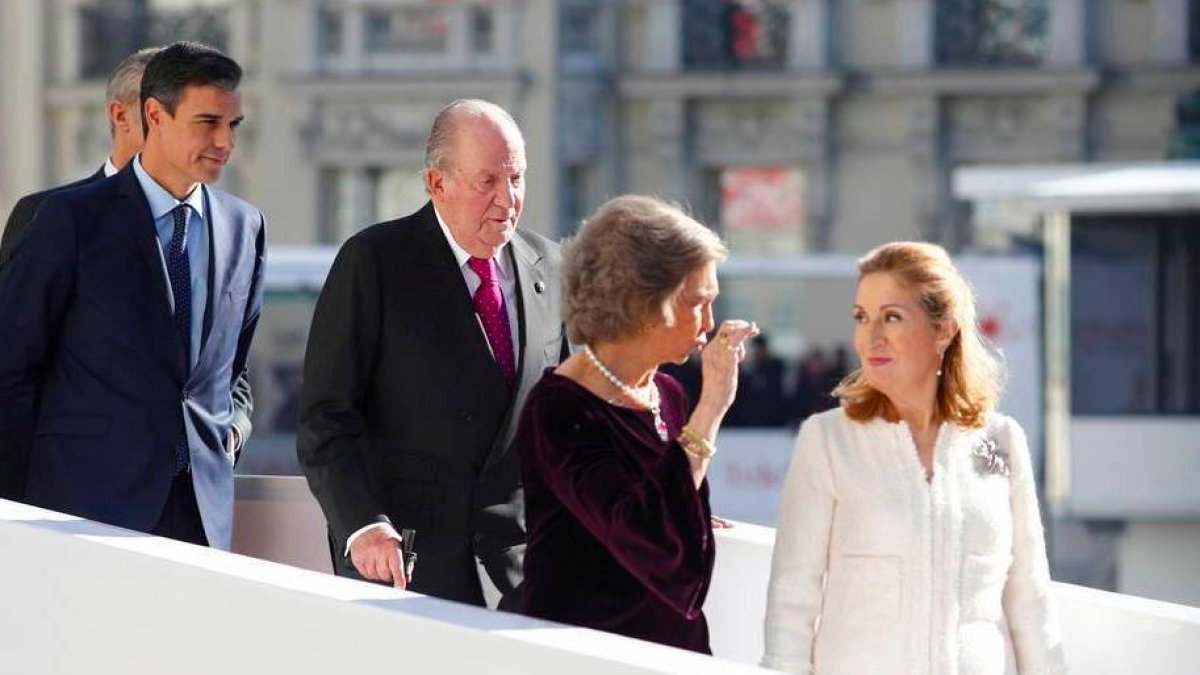 Ana Pastor, este jueves a las puertas del Congreso, junto a los Reyes eméritos y Pedro Sánchez.
