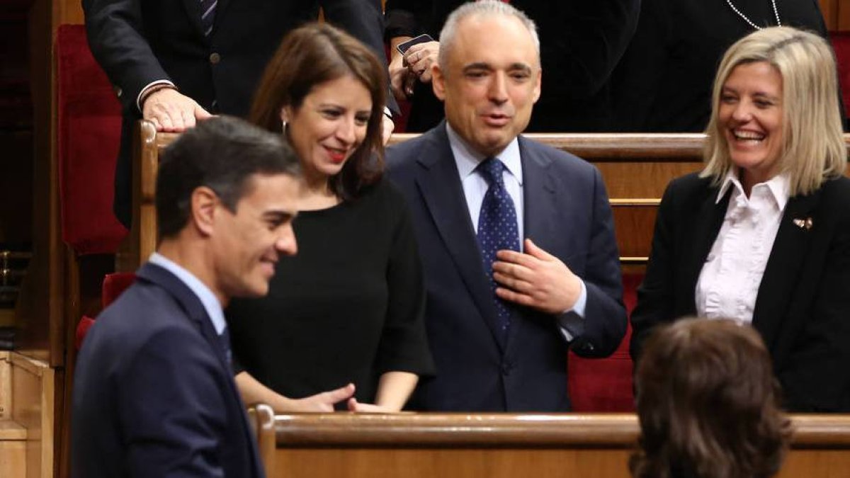 Sánchez bromeando con su vicepresidenta y varios diputados.