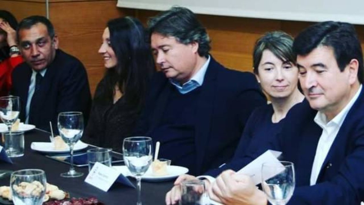 PP y CS muestran capacidad de acuerdo en un debate en el Colegio de Ingenieros