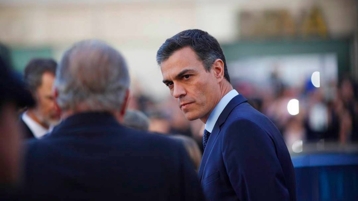 Pedro Sánchez, este jueves, en la puerta del Congreso junto al Rey Juan Carlos.