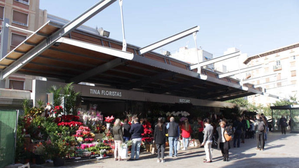 Alicante recupera la plaza del Mercado Central con nuevos puestos de flores