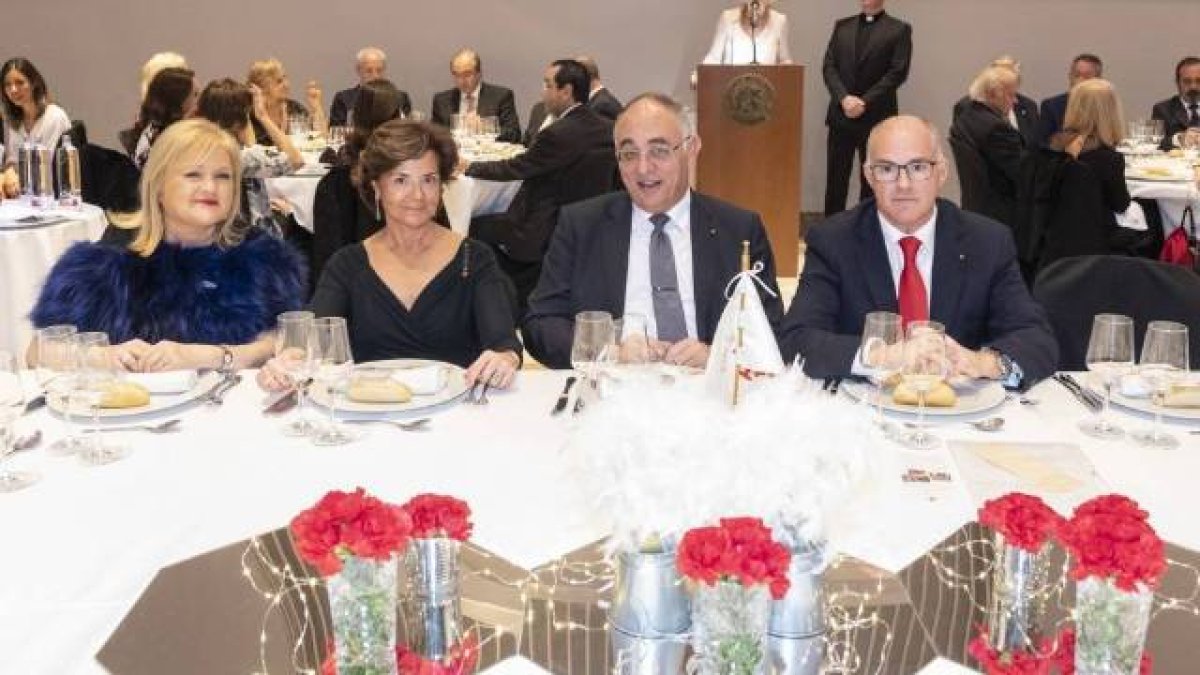 Fernando de Rosa, a la derecha, el mes pasado en una cena benéfica.