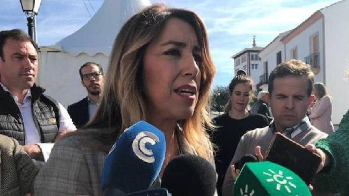 Susana Díaz renuncia a plantarle cara a Sánchez y calla con el desafío catalán