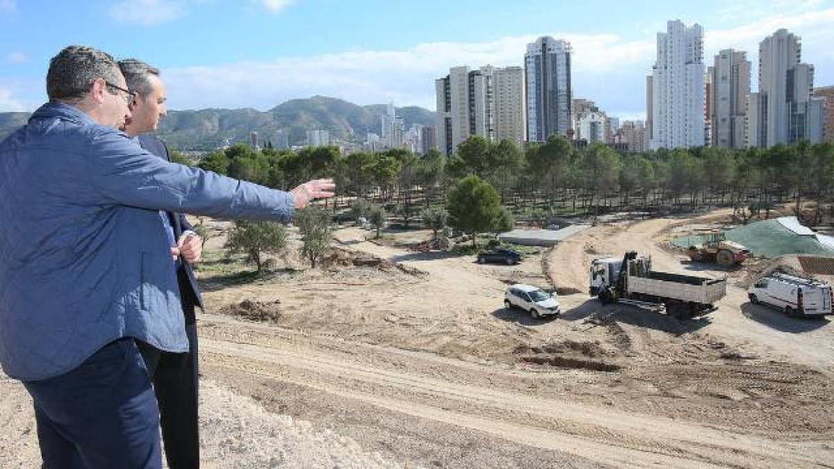 Cesar Sanchez y Toni Pérez en su visita a las obras del parque de la Sèquia Mare