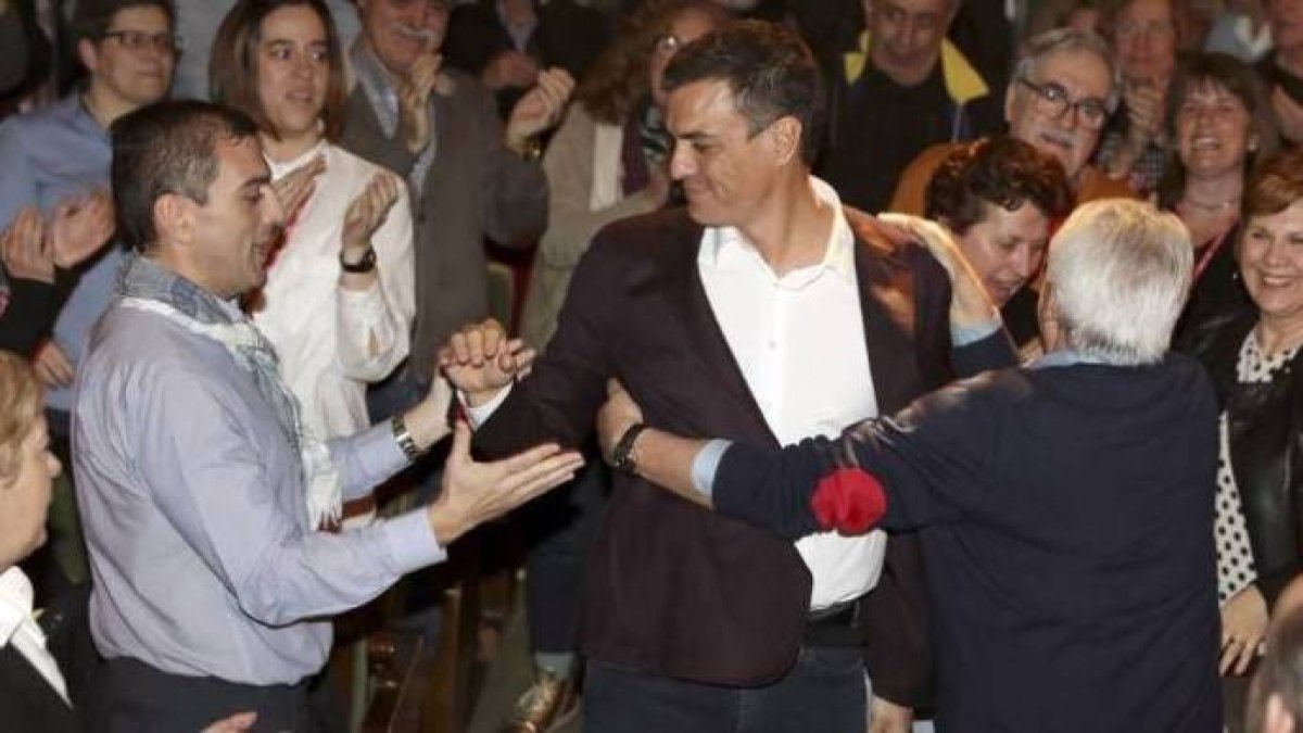 Sánchez en un mitin hace dos años rodeado por mayores