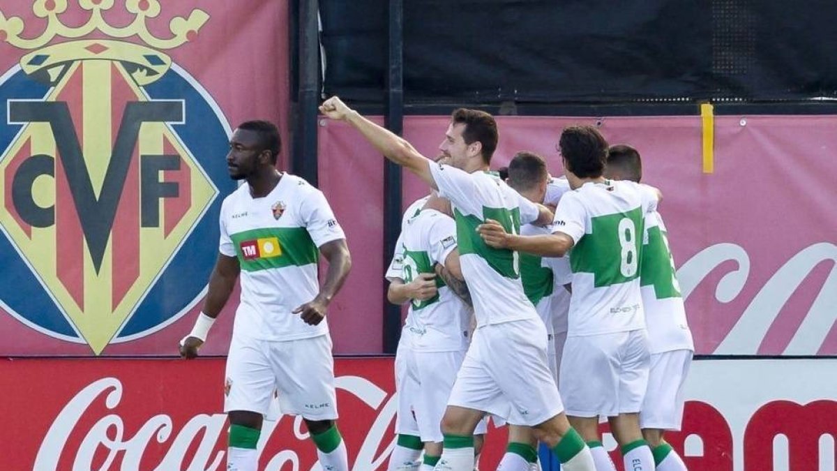 El Elche festeja un gol que supone el ascenso de categoría.