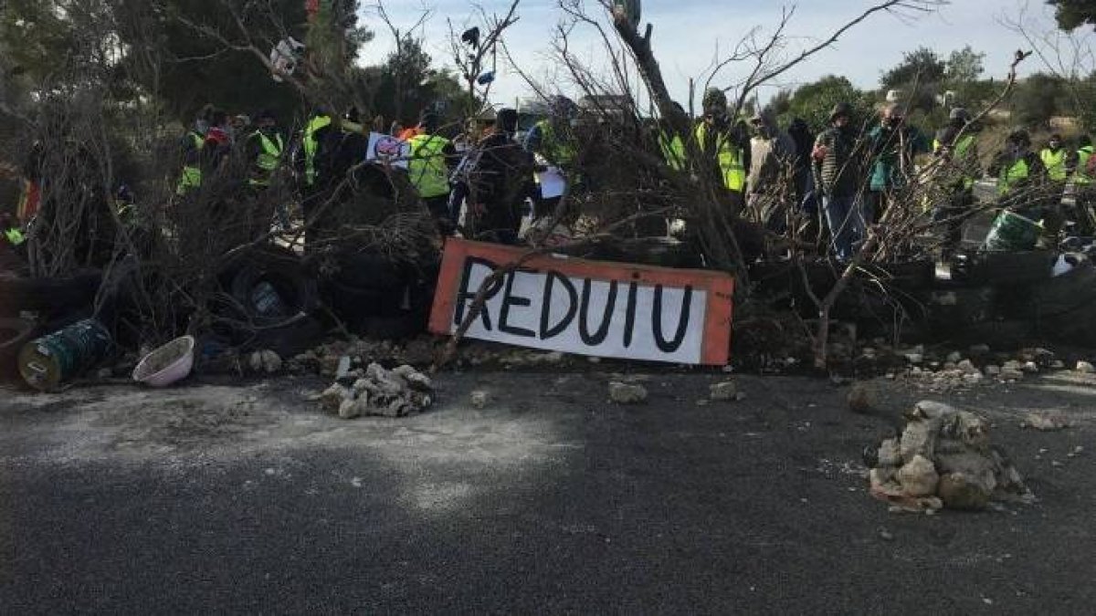 Barricada montada por los CDR para cortar totalmente la AP7 en Tarragona