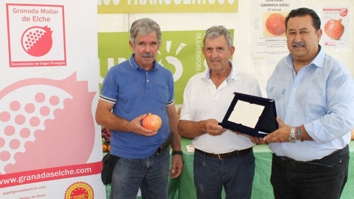 Pablo Agulló muestra la granada ganadora.