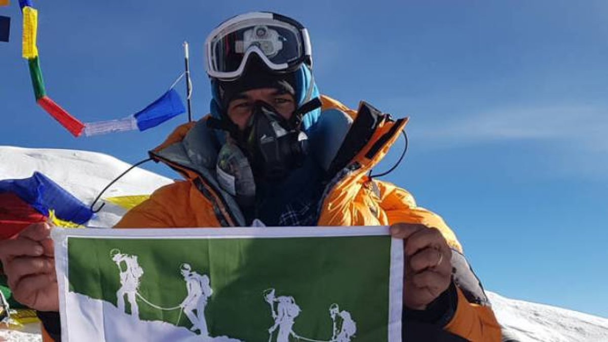 El notario de Alaquàs Javier Oliver, en la cima del Everest