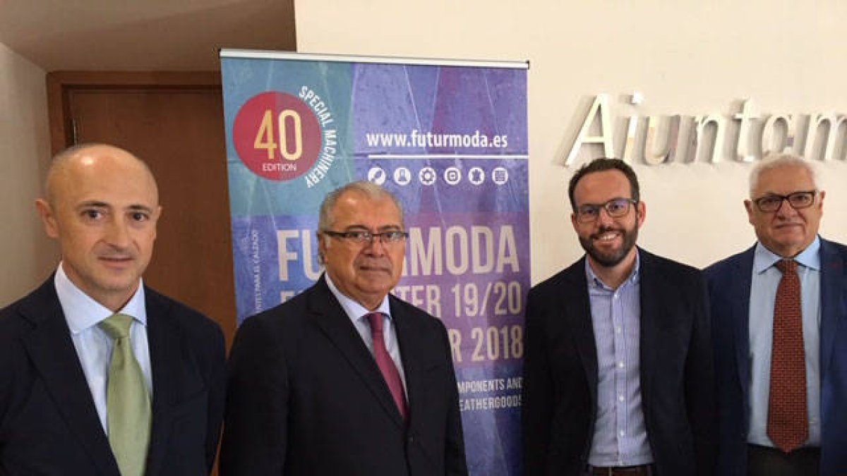 El edil Héctor Díez, el presidente de AEC, Manuel Román, el director general de la asociación, Álvaro Sánchez y el presidente de Futurmoda, José Antonio Ibarra.