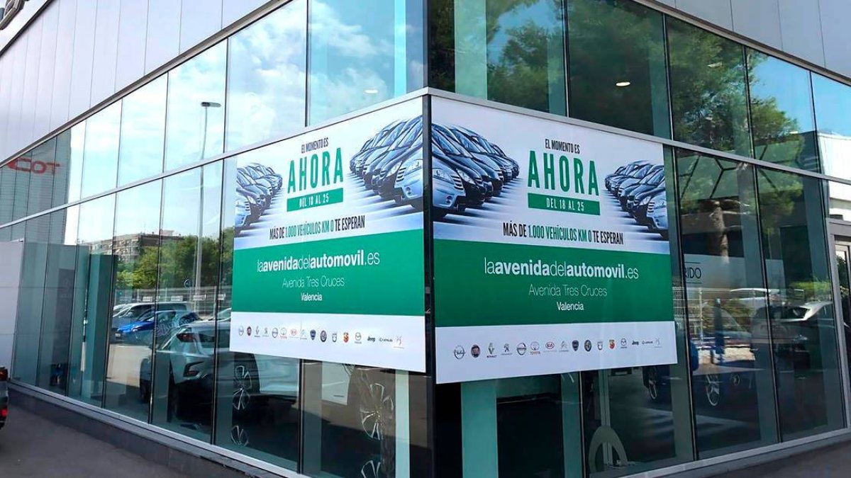 La Avenida del Automóvil se encuentra ubicada en la Avenida Tres Cruces de Valencia