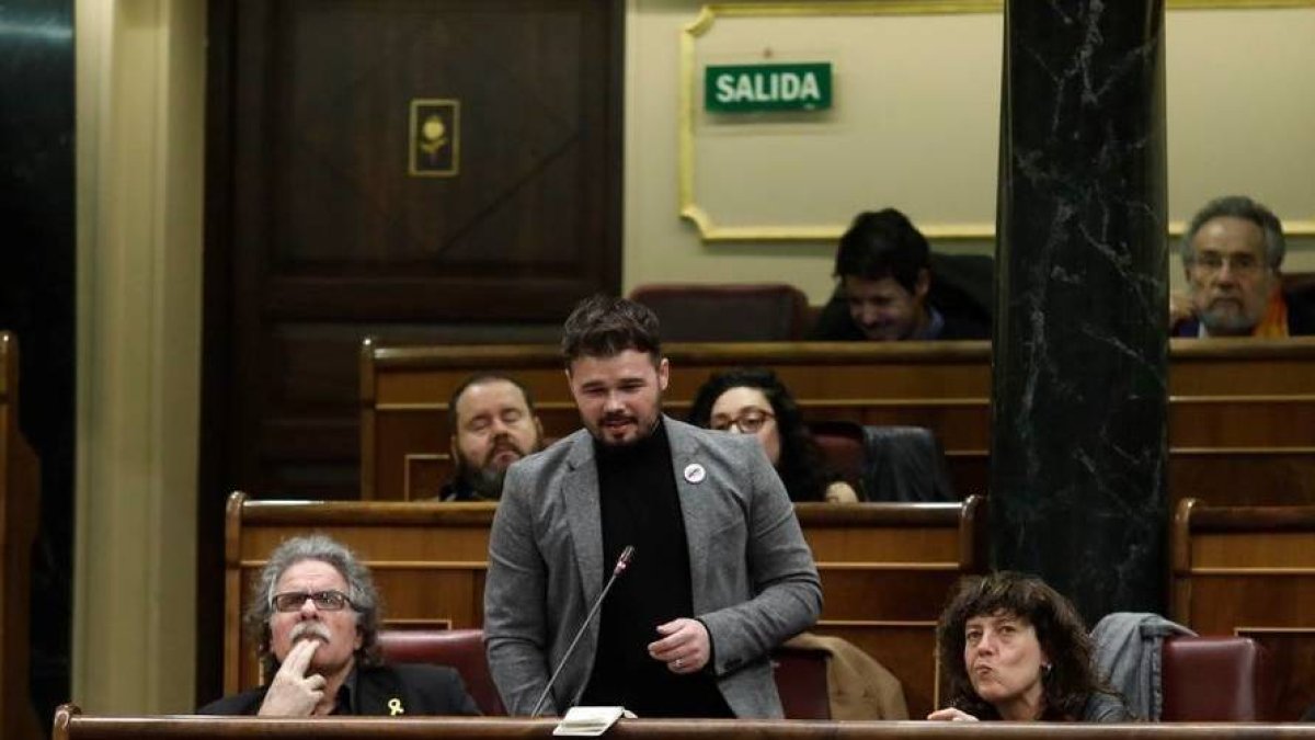 Rufián, en su escaño, durante una sesión de control al Gobierno.