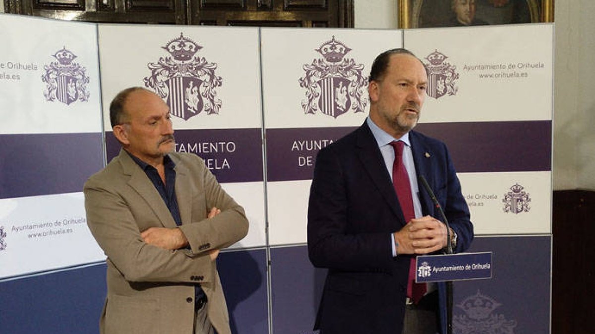 A la derecha, el alcalde Emilio Bascuñana.