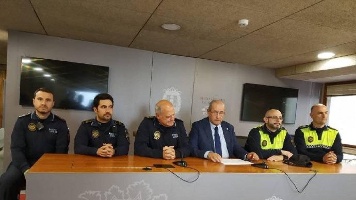 Los dos agentes que intervinieron, juntos a la izquierda de la imagen.