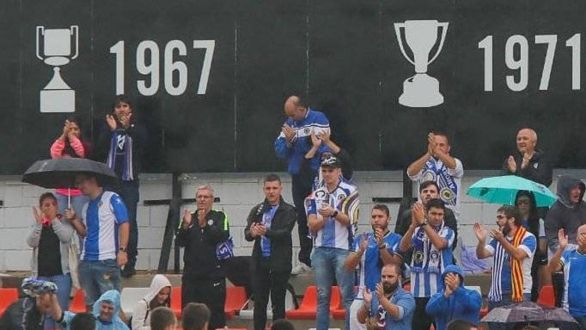 Algunos de los aficionados herculanos que sí pudieron estar presentes en el duelo ante el Mestalla