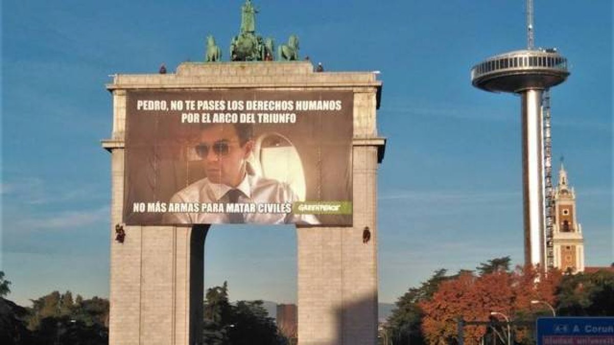 Greenpeace ridiculiza a Sánchez con un meme gigante por vender armas a Arabia