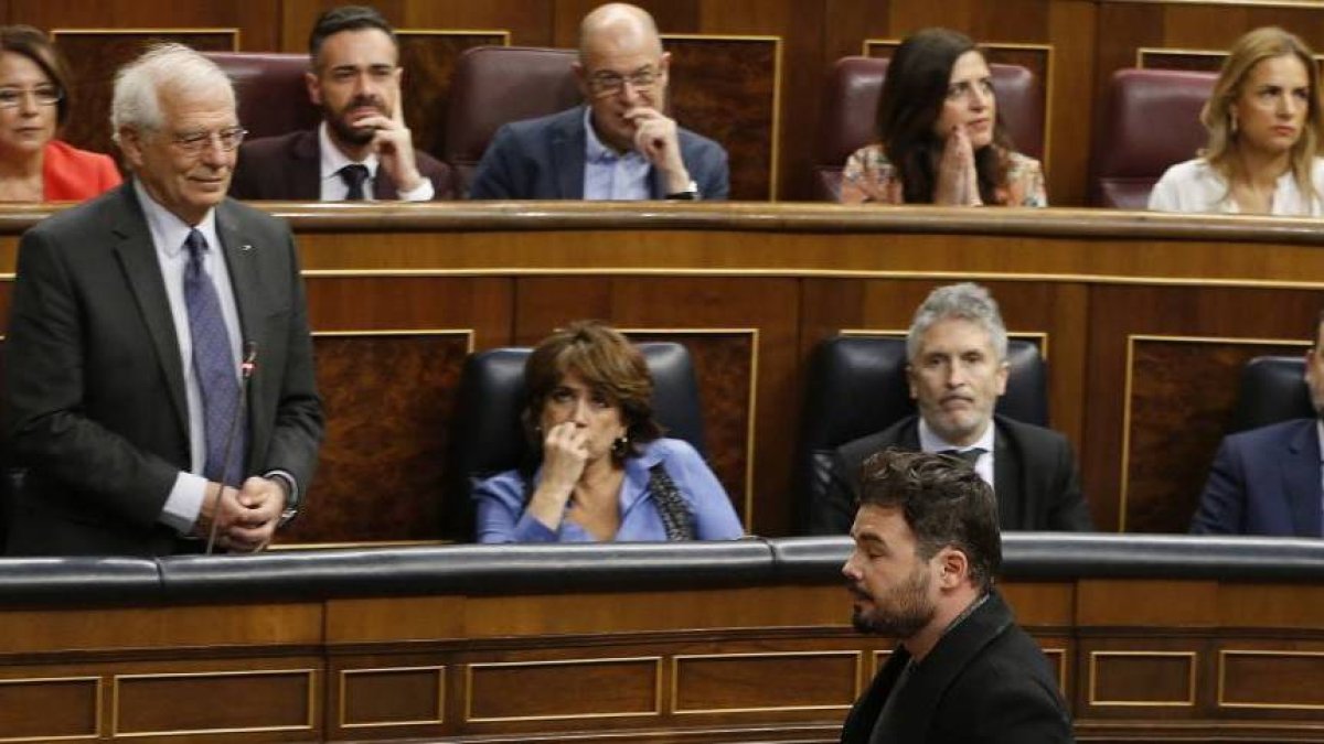 Rufián, abandonando el hemiciclo expulsado en la última sesión de control al Gobierno.