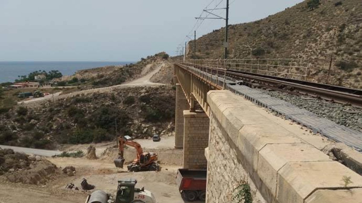 Obras en el viaducto del barranco de Aigües.