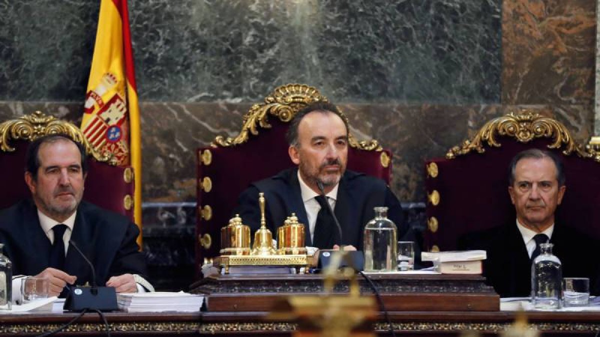 Manuel Marchena en el centro y a la izquierda Andrés Martínez Arrieta, que le sustituirá en el juicio del 1-O.