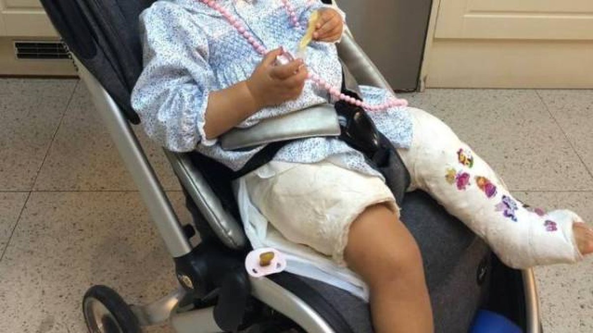 Imagen de la situación en la que está la niña a la que se le ha negado la rampa