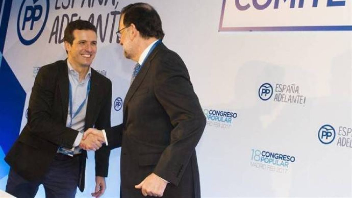 Casado busca la foto de la